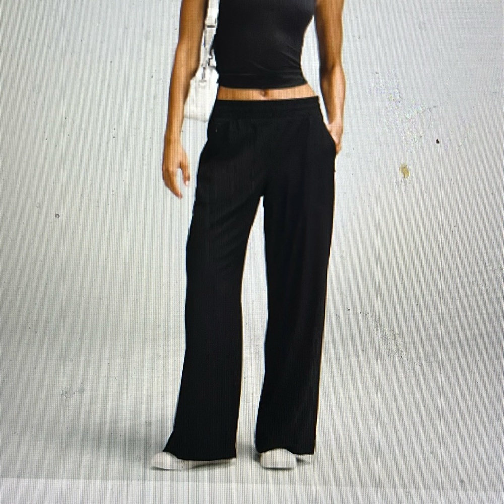 Lululemon Swift Mid-Rise wide leg size 6 in black